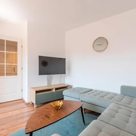 Quiet 1 Bedroom Parking Old *