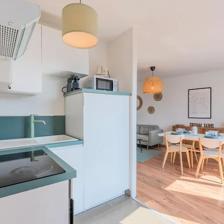 Апартаменты Quiet 1 Bedroom Parking Old